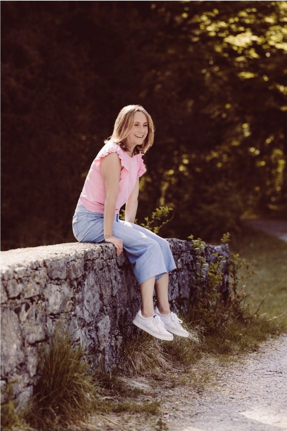 Leonie auf einer Steinmauer